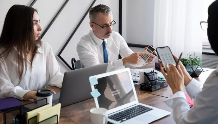 eguros de salud ASISA para pymes Agentes de seguros ofreciendo atención personalizada a clientes de ASISA