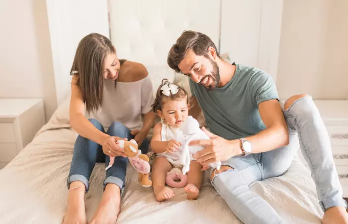 Seguro de vida ASISA para proteger a tu familia Padres con su hija en una imagen sobre seguros de vida ASISA y protección familiar