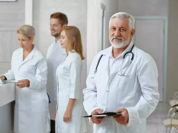 Carencias de los seguros médicos Médica atendiendo a un paciente durante una consulta de salud ASISA