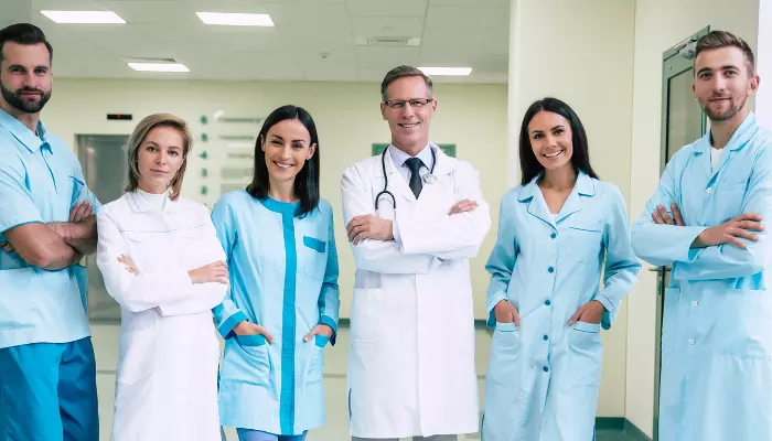 Equipo médico en una imagen sobre seguros de salud ASISA con cobertura completa