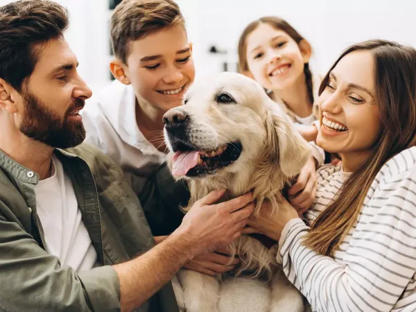 Seguro ASISA para perros Médica atendiendo a un paciente durante una consulta de salud ASISA